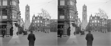 859077 Gezicht op de Mariaplaats te Utrecht, met op de achtergrond de Domtoren.